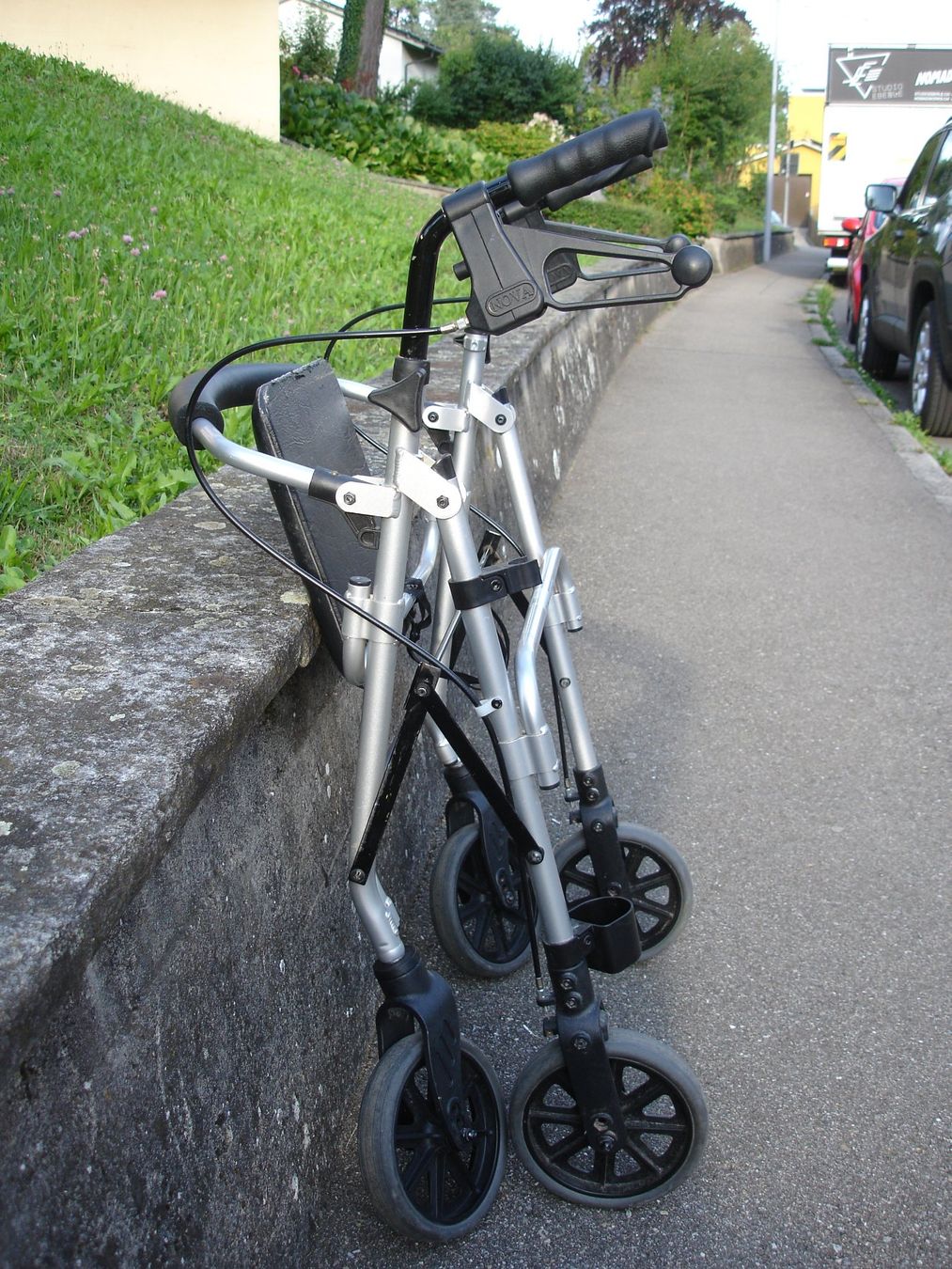 Ausili per la deambulazione: Leicht Gewicht Rollator Nova mit Sitz und Korb – Usato da Zürich venduto da phawkg 3