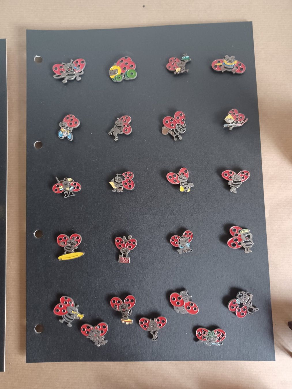 Swiss Placchette & Badge: a/40+ verschiedene Pins Blick/Käferli mit Verschluss – Usato da Hagendorn venduto da siwasi3 2