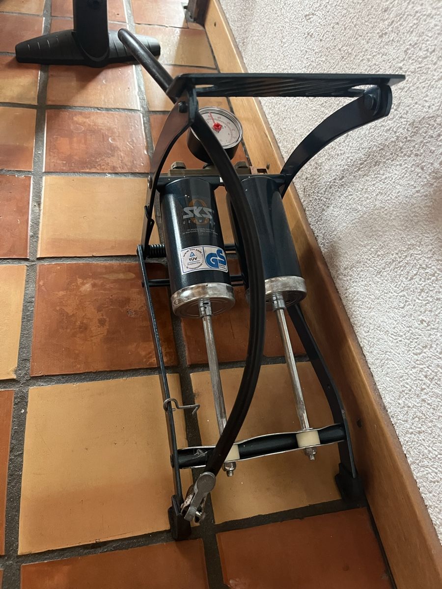 Sks Pompe: Pompe double cylindre avec manomètre – Usato da Chézard-St-Martin venduto da iva_xw8z 3