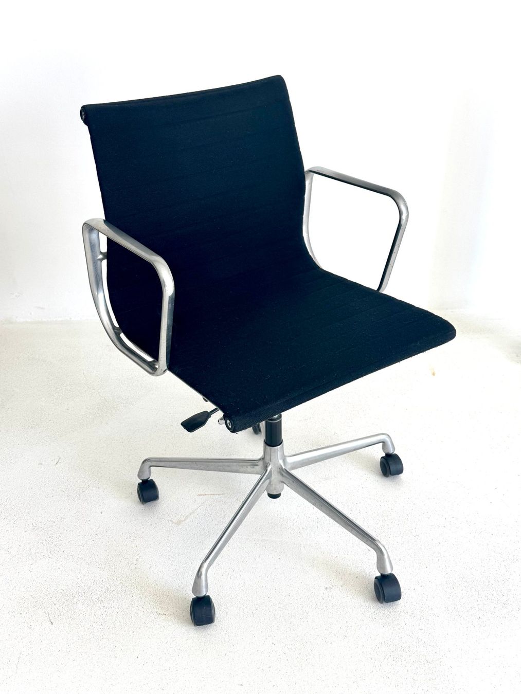 Eames Stühle: Vitra EA 117 Hopsak Nero Bürostuhl von Eames – Gebraucht aus Zürich von zimt62