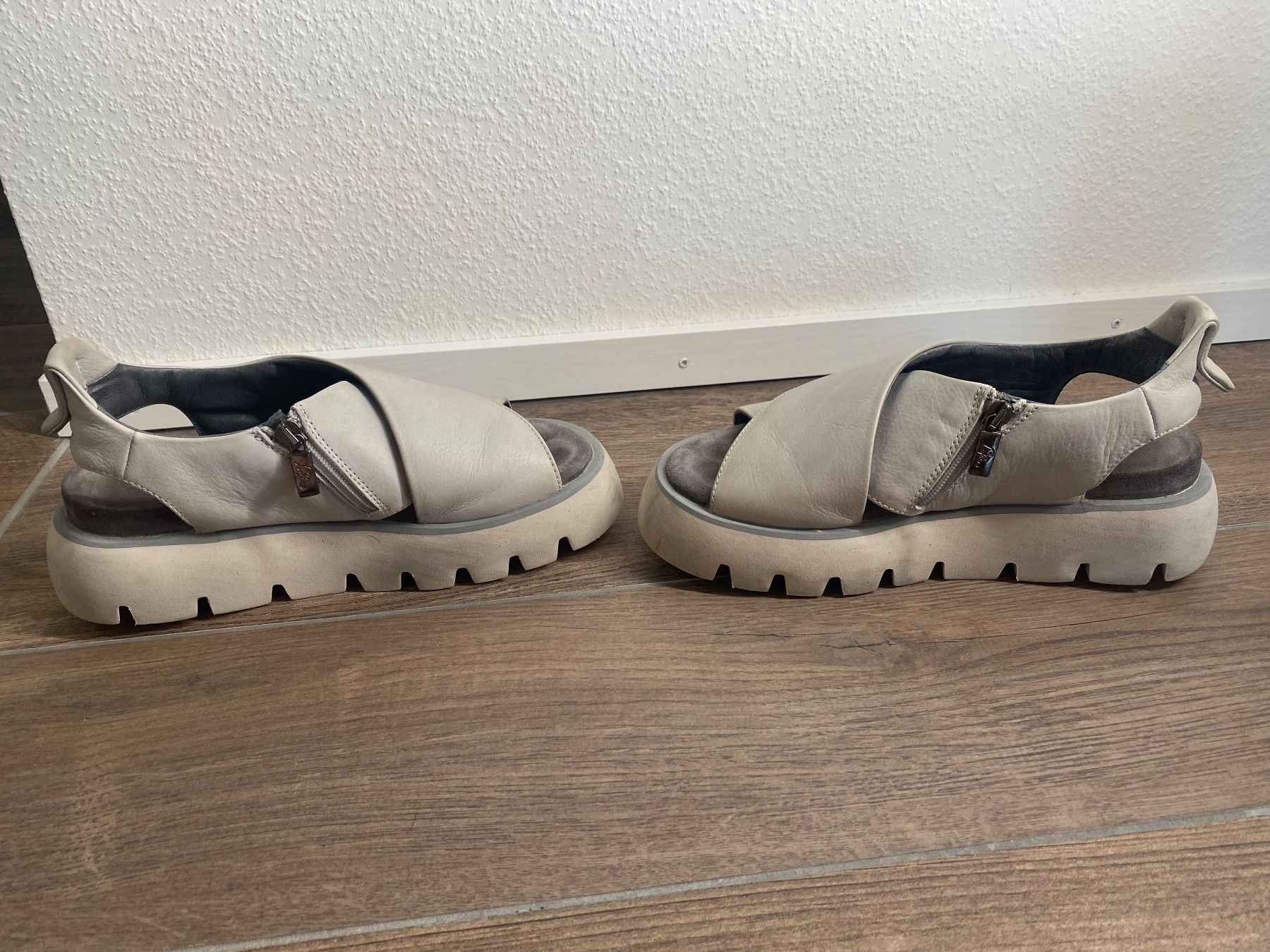 Lofina Damenschuhe: Lofina Sandalen grau Gr. 37 – Gebraucht aus Arlesheim von san_w9vr 7