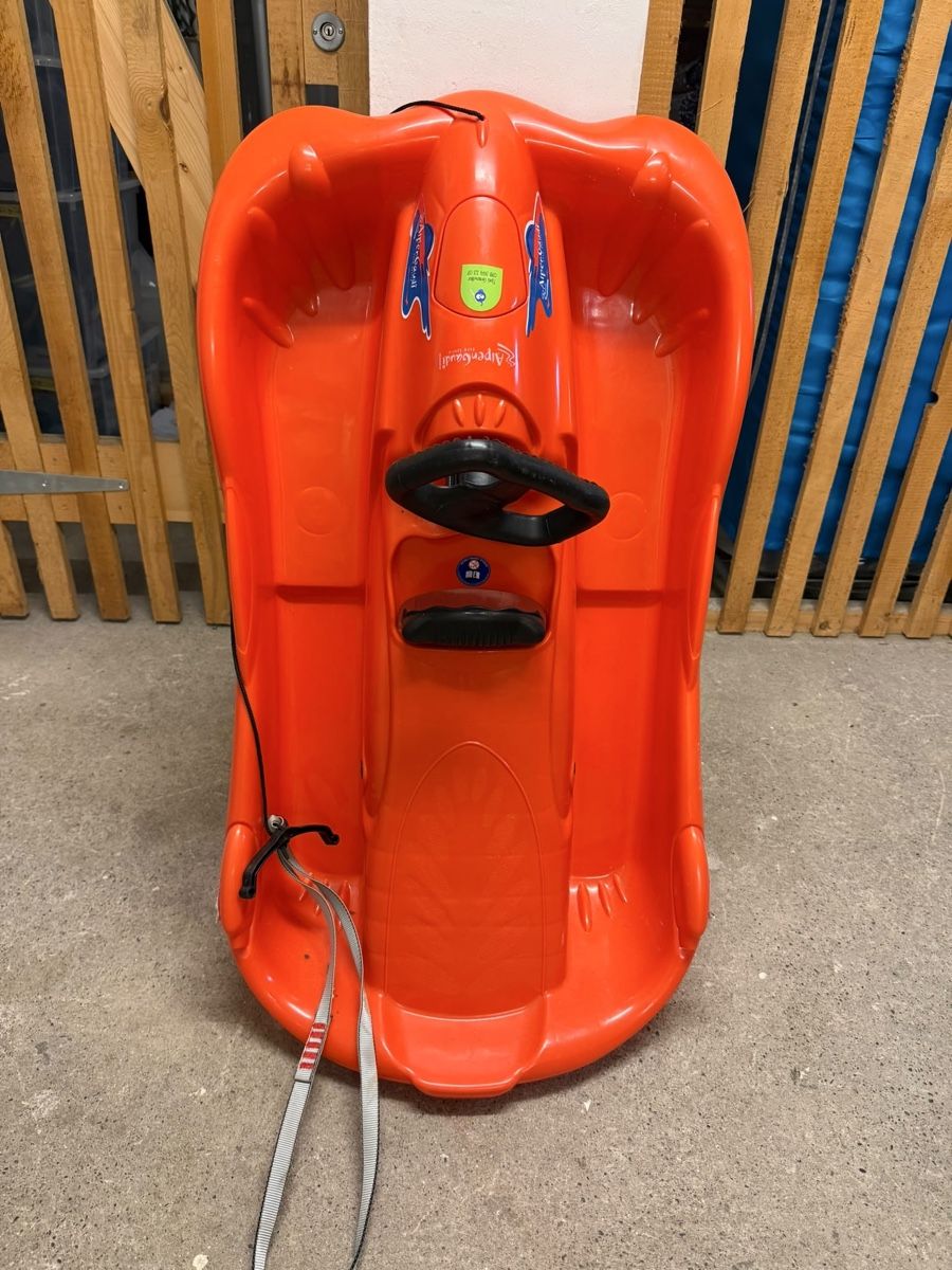Slitta: Kinderschlitten in orange – Usato da Basel venduto da dgrauwiler 2