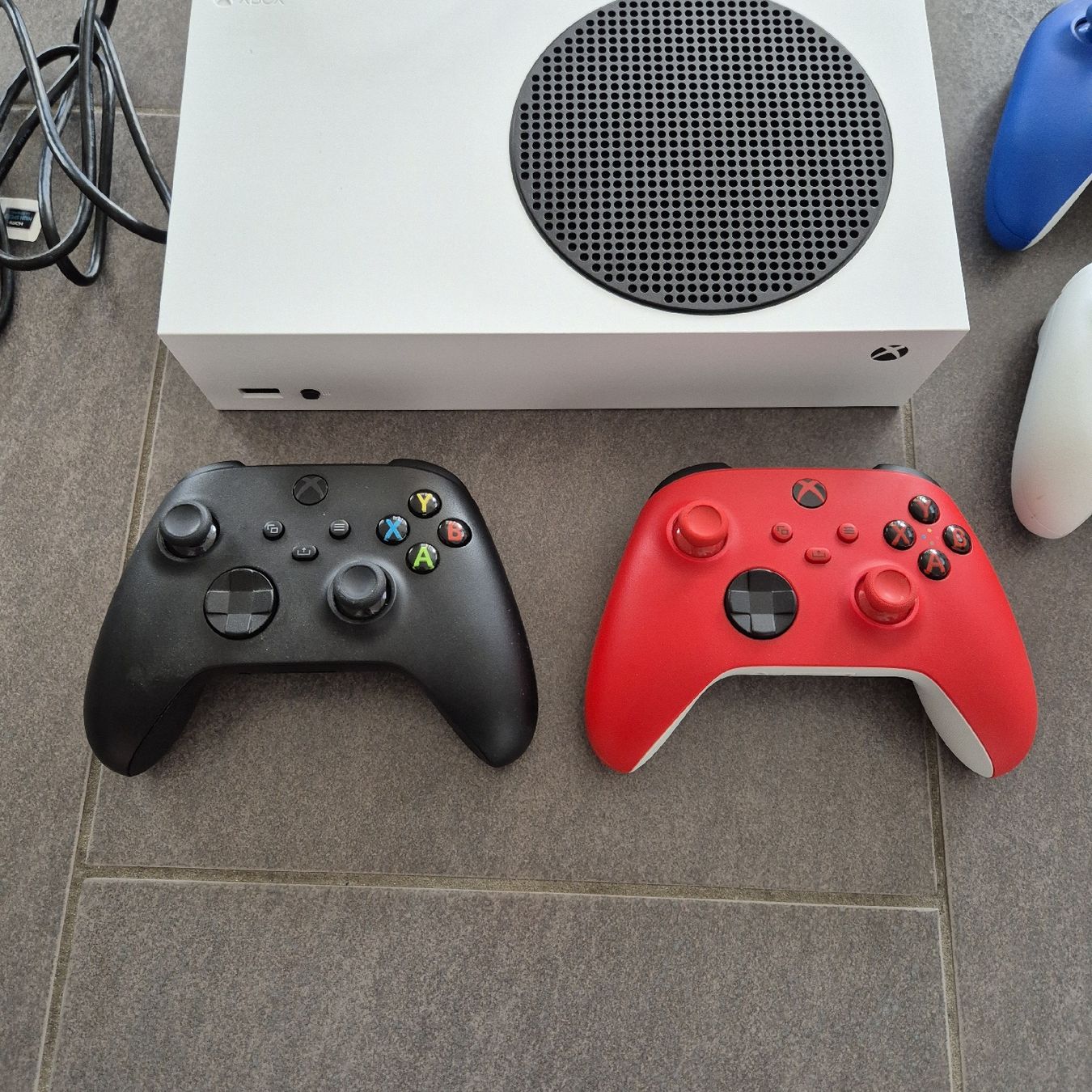 Microsoft Konsolen: Xbox Series S inkl. 4 Controller – Gebraucht aus Birr von Hombrero 2