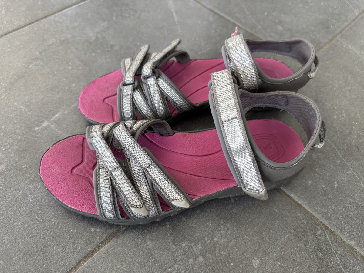 Teva Scarpe per ragazze: Teva Sandalen Gr. 35, Grau/Pink – Usato da Dübendorf venduto da Schnuffi04