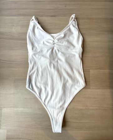 white lululemon bodysuit with built-in bra size 2/eu34