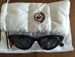 Occhiali da sole Moncler neri con custodia imbottita bianca