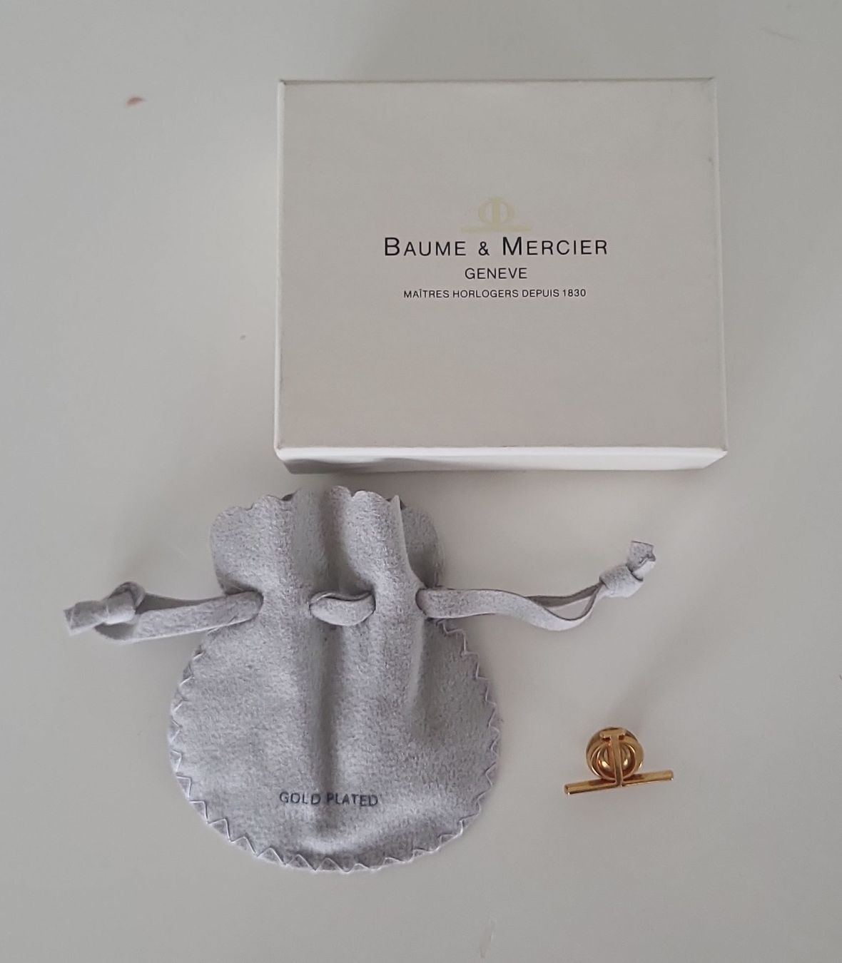 Placchette & Badge: Élégant Pin's Baume & Mercier plaqué or - Accessoire chic – Nuovo (secondo la descrizione) da Morges venduto da PascRoch