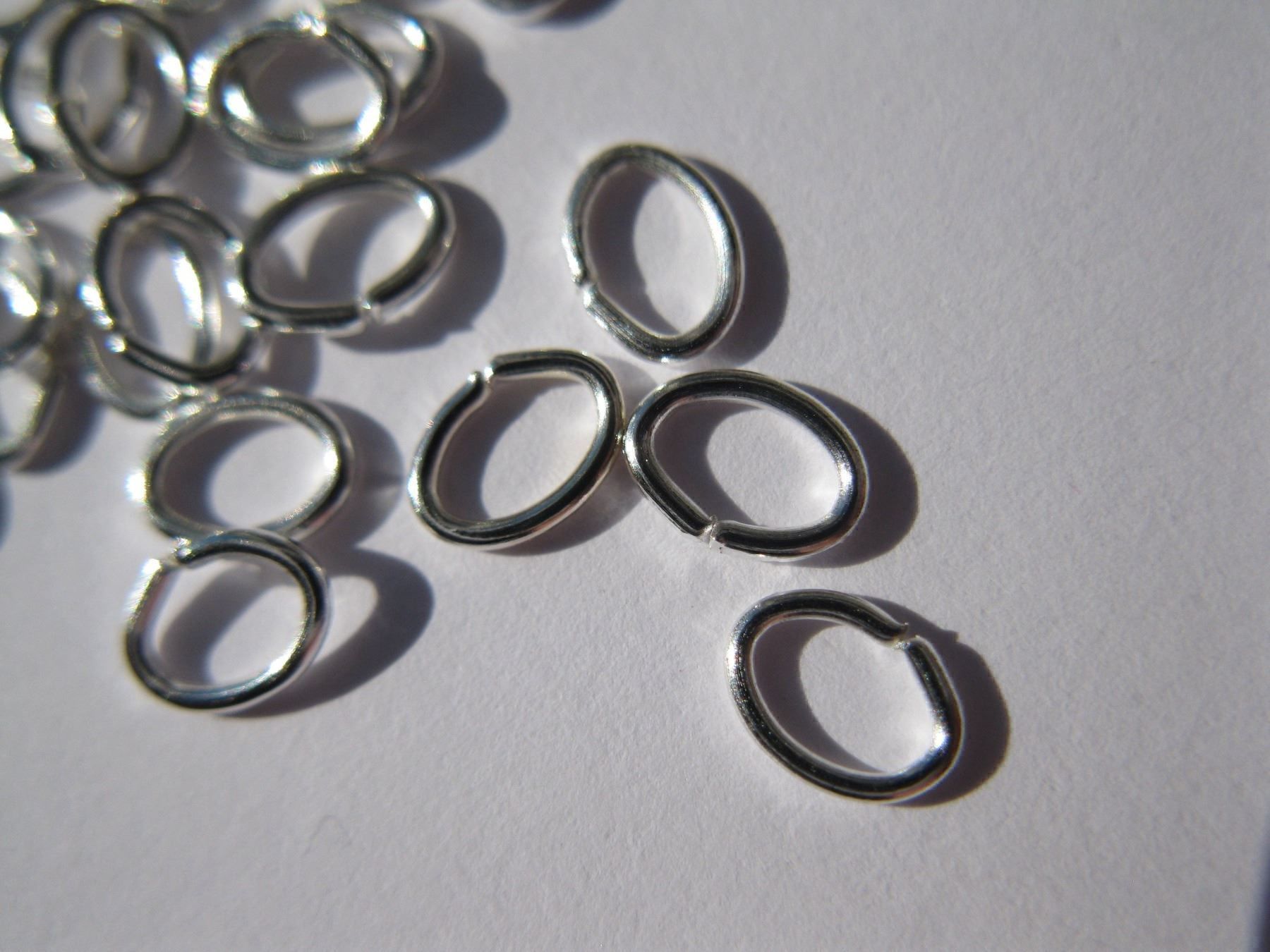 Perle (finte): 200 Spaltringe, Binderinge versilbert, oval 5 x 3,5 /0,5mm – Nuovo e nell'imballaggio originale da St. Margarethen TG venduto da LuanaKa