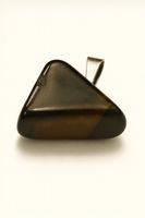 Pendentif Oeil de Tigre Triangle Ambre