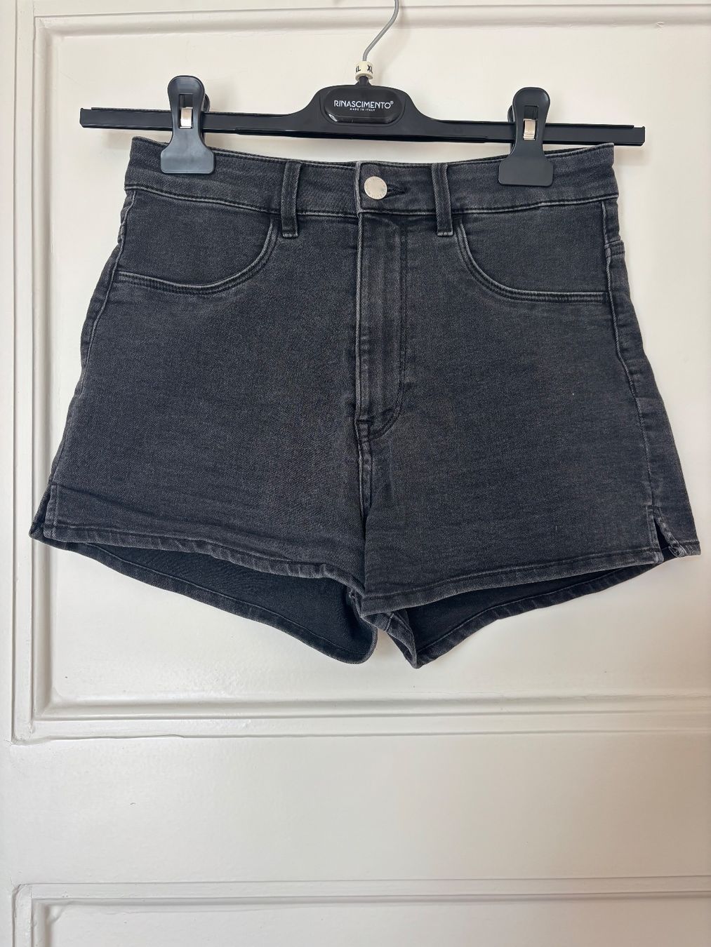 H&M Pantaloni: Mini short noir – Usato da Lausanne venduto da line_2kpd