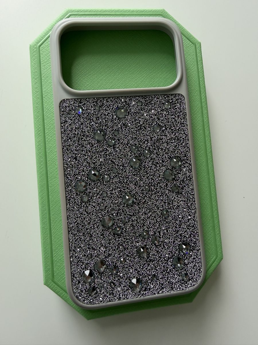 Swarovski Coques & Protection écran: Swarovski iPhone 17 Pro Max Case Grey Glitter mit OVP – D'occasion à Therwil par as_good_as_new 5