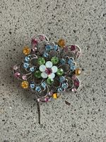 Brosche mit bunten Steinen