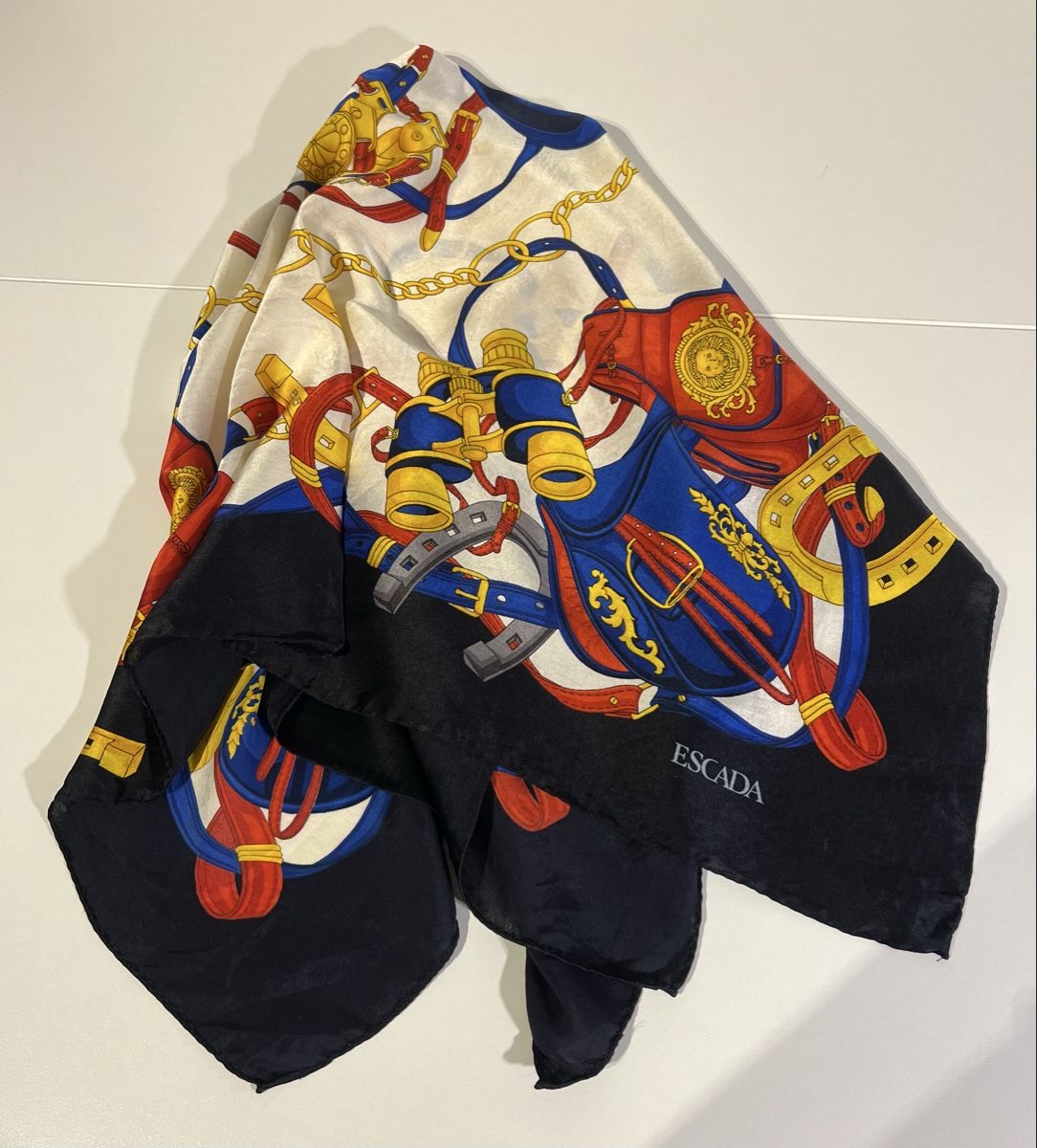 Escada Foulards & écharpes: Foulard Escada vintage – D'occasion à St-Pierre-Clages par ste_xk6p 2