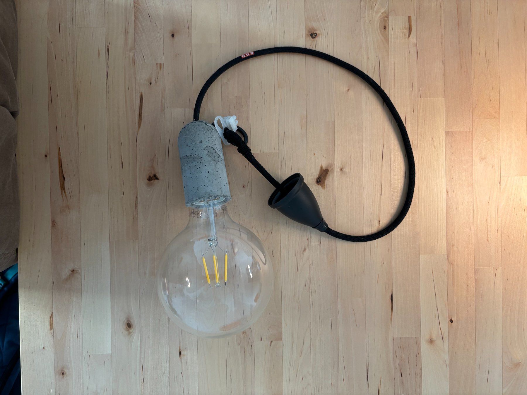 Lampade: NUD Collection - Base Concrete mit Glühbirne – Usato da Luzern venduto da tobiij 1
