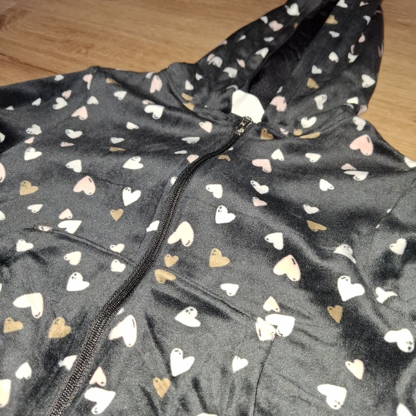 H&M Giacche & Cappotti: Kapuzenjackr Gr. 98/104 Samt mit Herzen – Nuovo (secondo la descrizione) da Bülach venduto da JAYA379 1