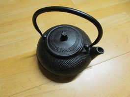 Vintage Gusseisen Teekanne mit Siebeinsatz schwarz