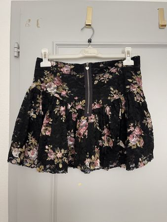 Yumi Rock mit Blumen und Spitze