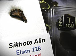 2,22 g Sikhote Alin Meteorit IIB  +  Briefmarke UDSSR