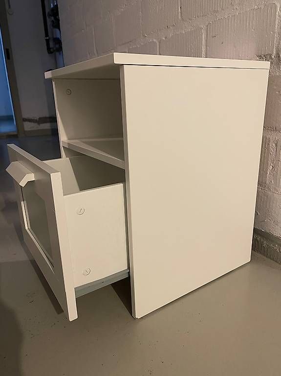 Tables de nuit: Nachttisch Ikea Brimnes – D'occasion à Horn par lula1234 2