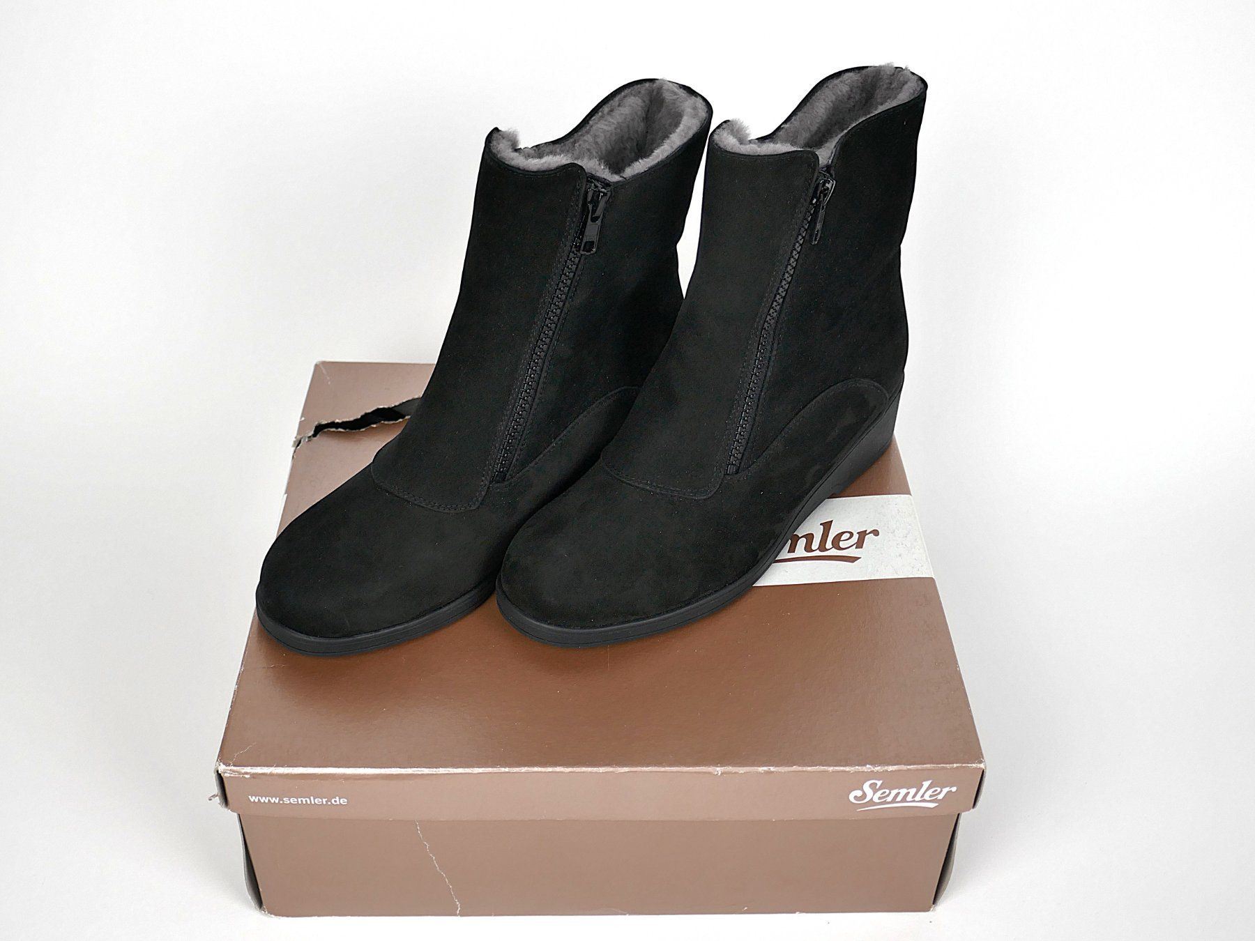 Scarpe da donna: Damen Semler Lammfellstiefel Gr. US 7 / 38 – Usato da Urtenen-Schönbühl venduto da Restwert_Schoenbuehl