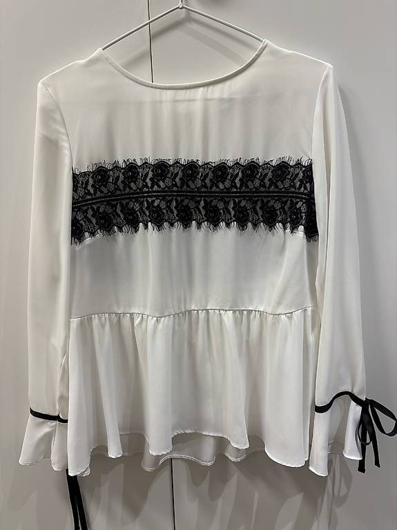 Blusen: Blusa elegante bianca con pizzo nero – Gebraucht aus Soazza von afa_r6cx