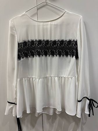 Blusa elegante bianca con pizzo nero