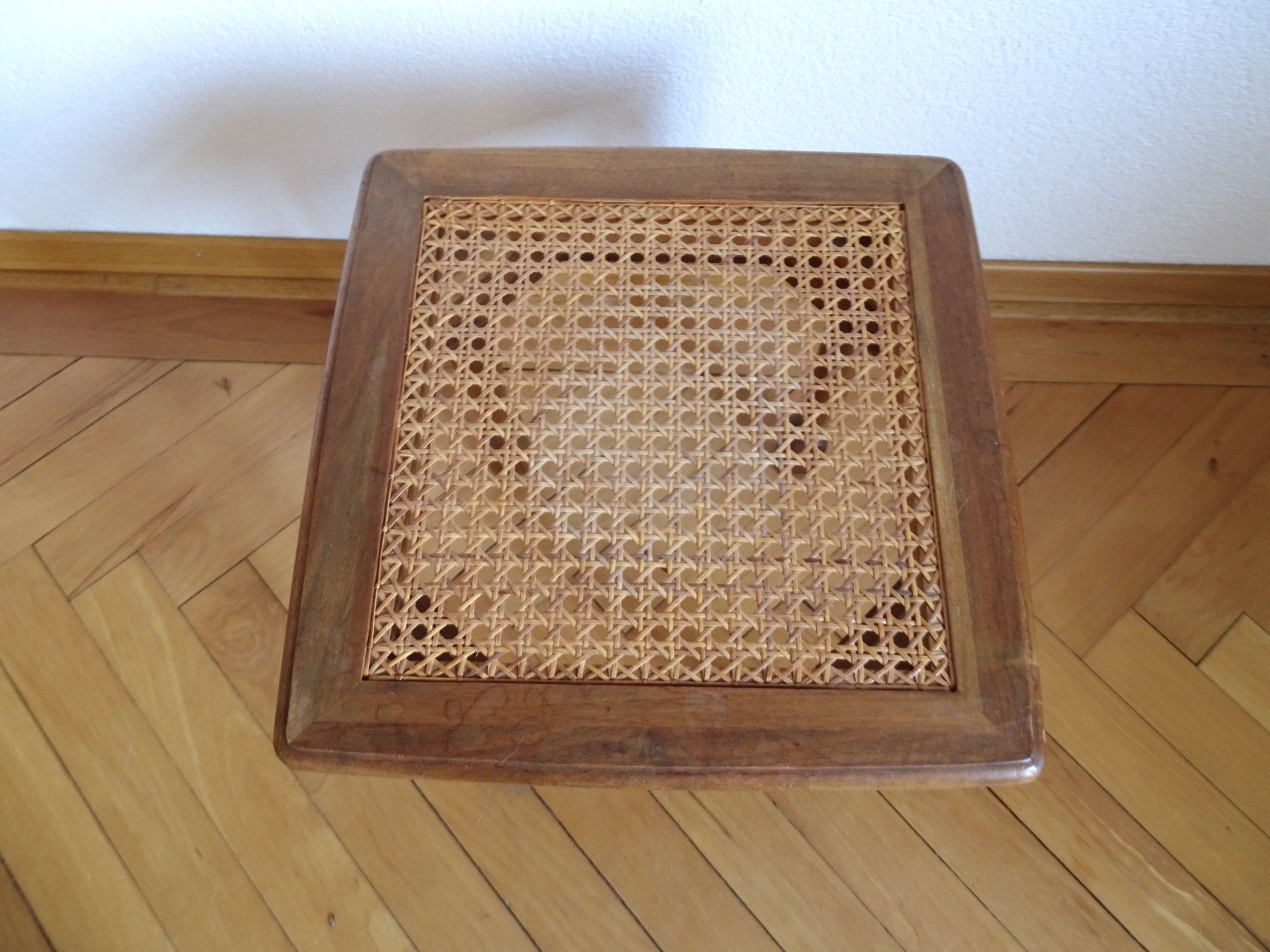 Sgabelli: Vintage Holz-Hocker mit Rattan-Geflecht – Usato da Solothurn venduto da hli_n69n 6