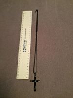 Schwarze Kreuz Halskette - Zeitloses Accessoire für Sie!