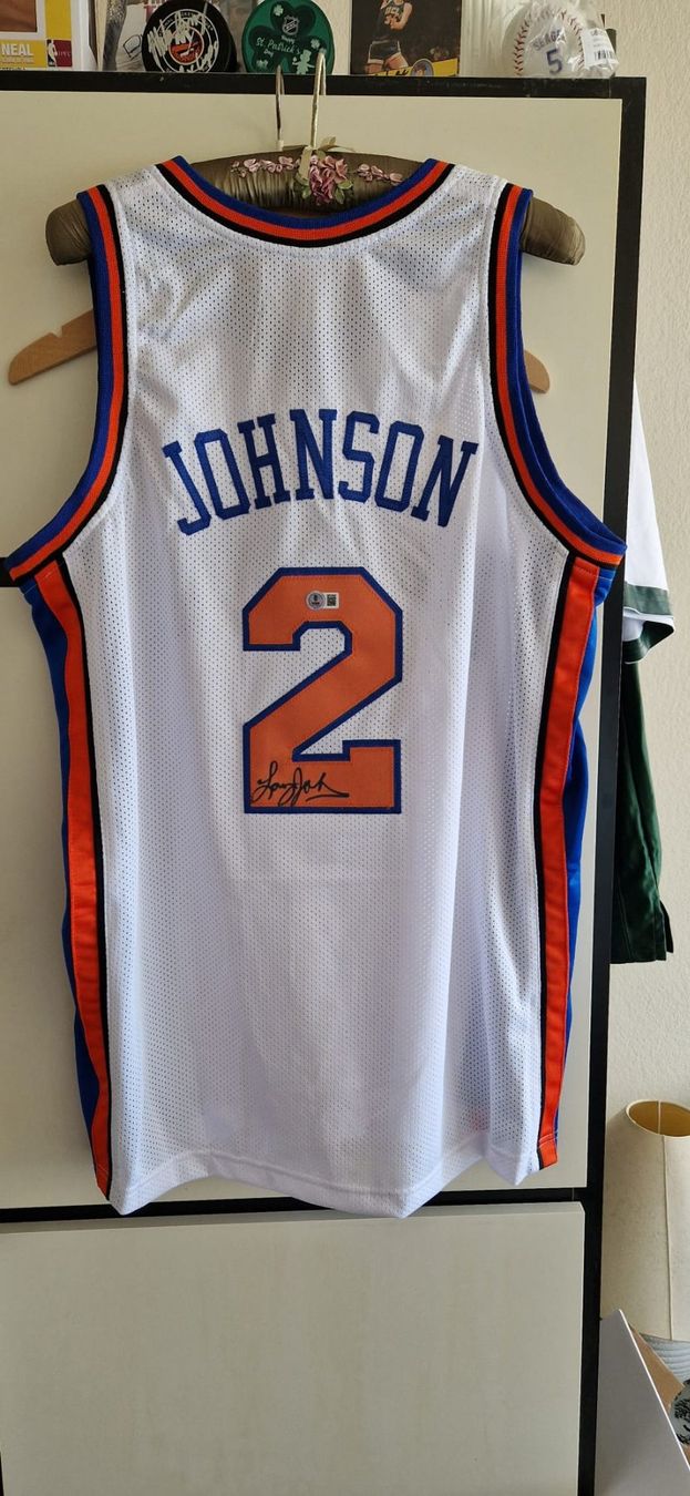 Autografi: Maillot custom  NY Knicks signé par LARRY JOHNSON – Nuovo e nell'imballaggio originale da Lutry venduto da SwissBBCards 1