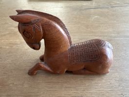  handgeschnitzte Pferdefigur mit verstecktem Fach