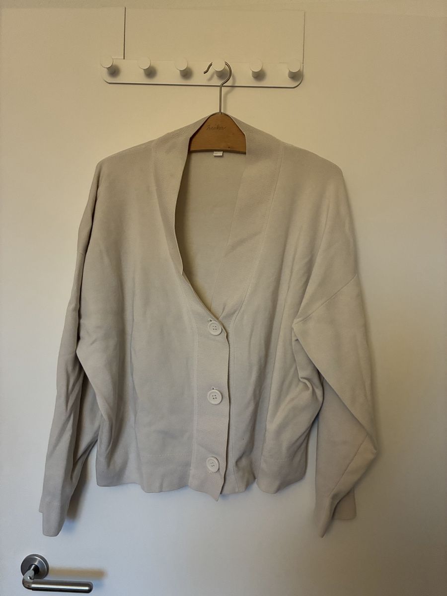 Cos Giacche: COS Cardigan mit Makel – Usato da Wädenswil venduto da Gilmored83