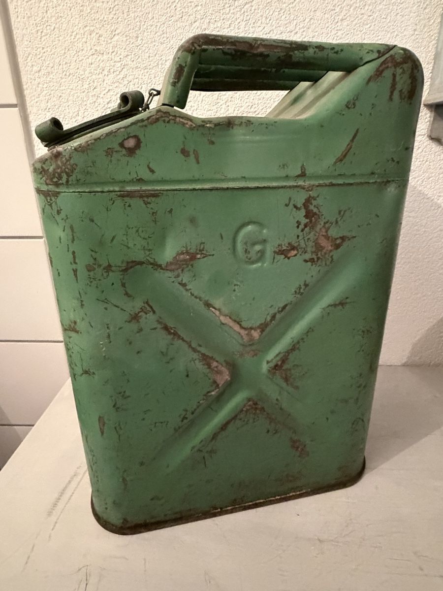 Benzinkanister: Kanister Vintage – Gebraucht aus La Cibourg von pantokrator
