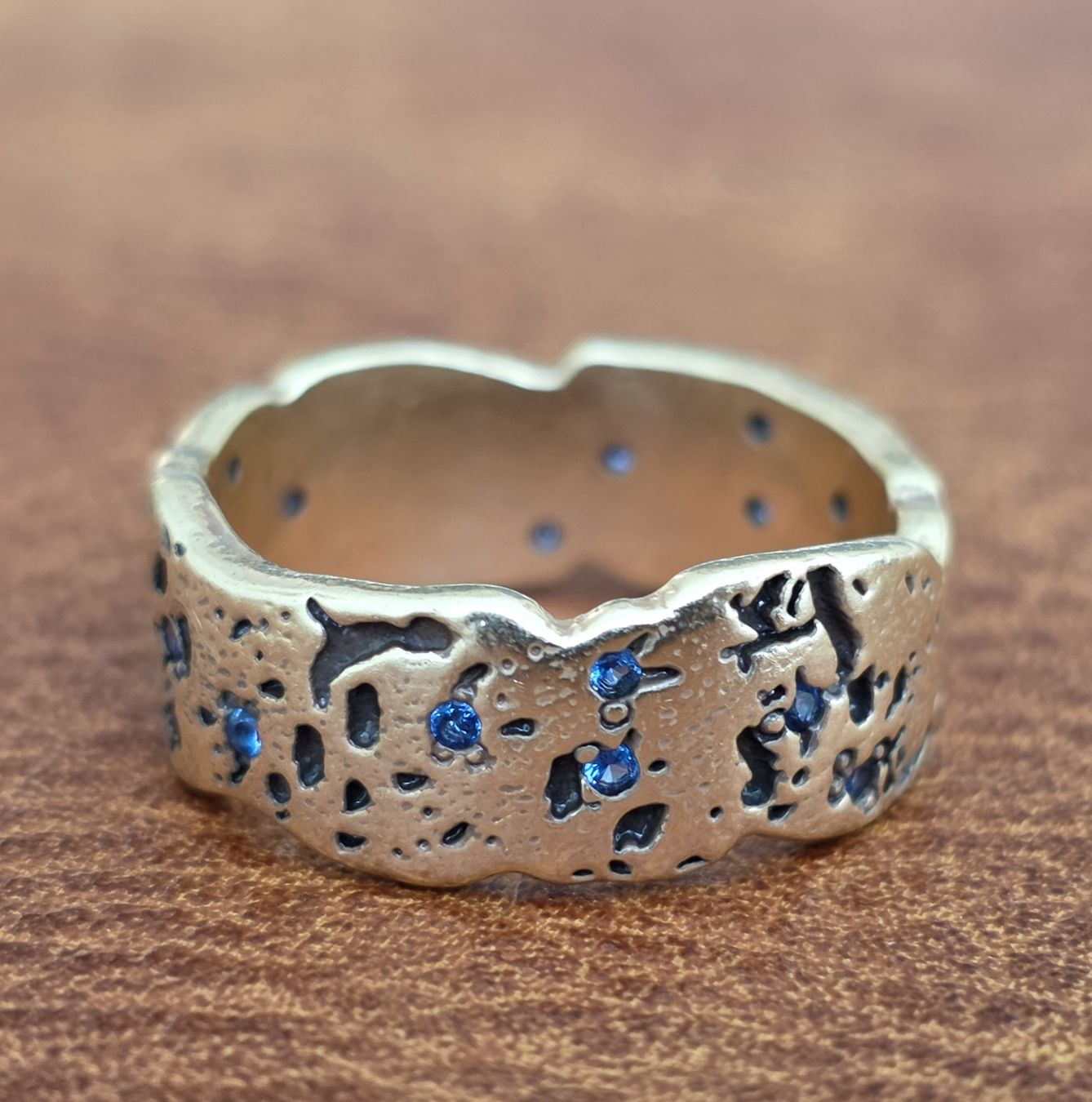Anelli: Ring Goldfarben mit blauen Steinen – Nuovo (secondo la descrizione) da Rheinsulz venduto da Gilea 1