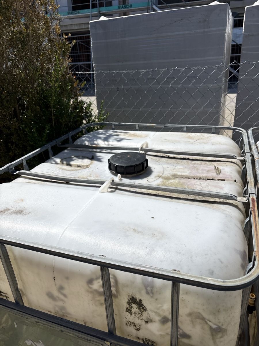 Abbeveratoi e trogoli: Wassertank 1000L gebraucht mit Deckel und Hahn – Usato da Berg SG venduto da Mix70 1