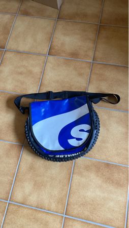 Sac bandoulière unique fabriqué à partir d'un pneu de vélo