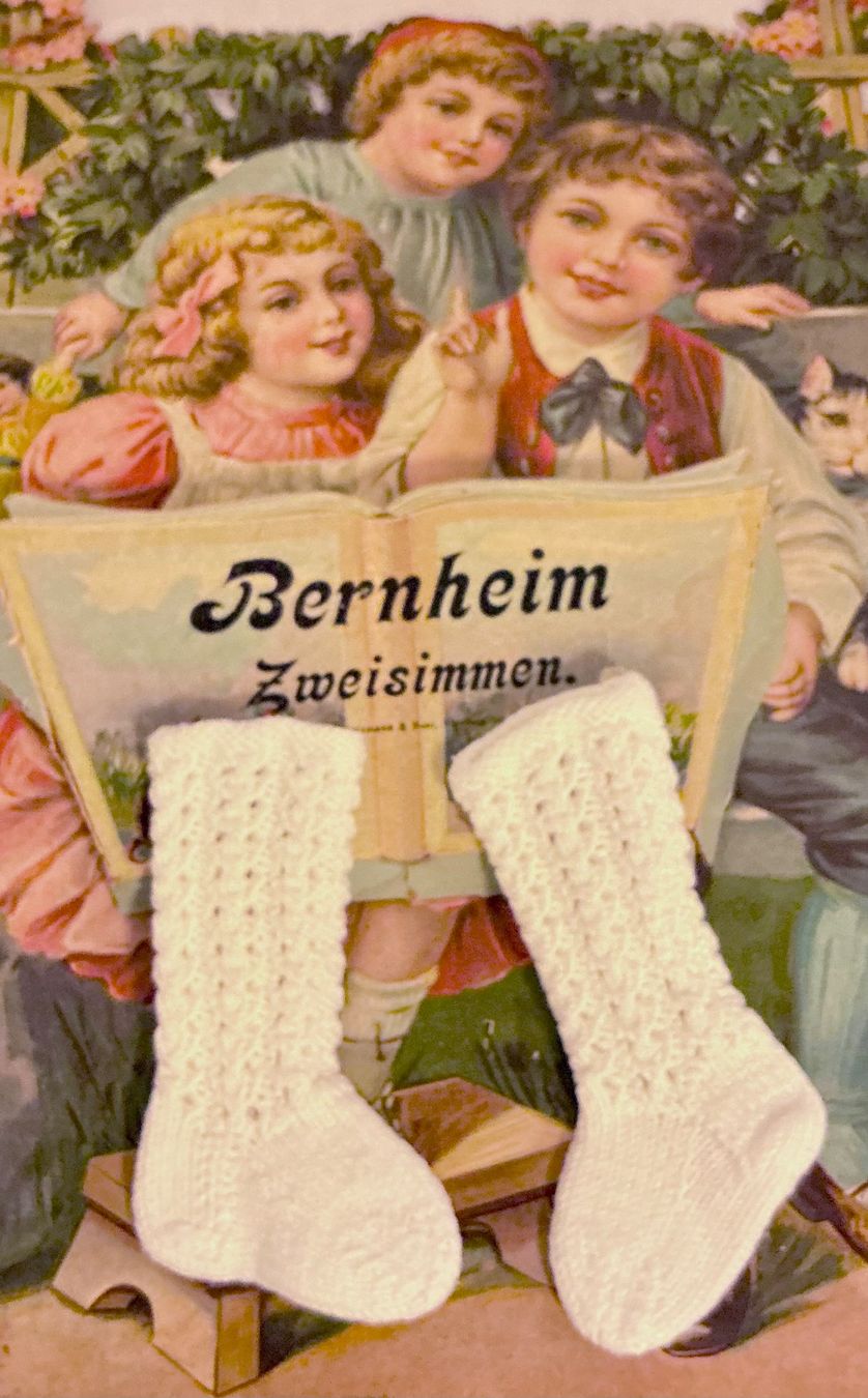 Bambole: SCHÖNE ÄLTERE PUPPEN STRICKSÖCKLI – Usato da Zell LU venduto da Silvermemory 1
