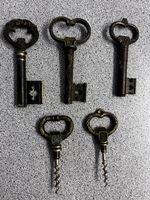 5 Vintage Korkenzieher in Schlüsselform Messing Antik