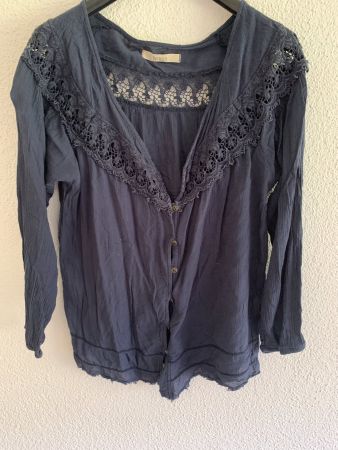 Bluse dunkelblau mit Spitzenbesatz Grösse M