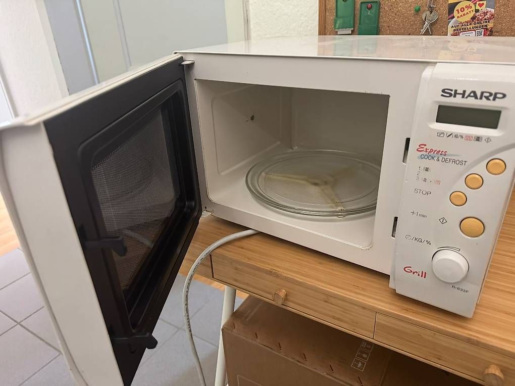 Sharp Appareils de cuisine: Sharp Mikrowelle, 800W, Gratis – D'occasion à Zürich par dan_7kpr 1