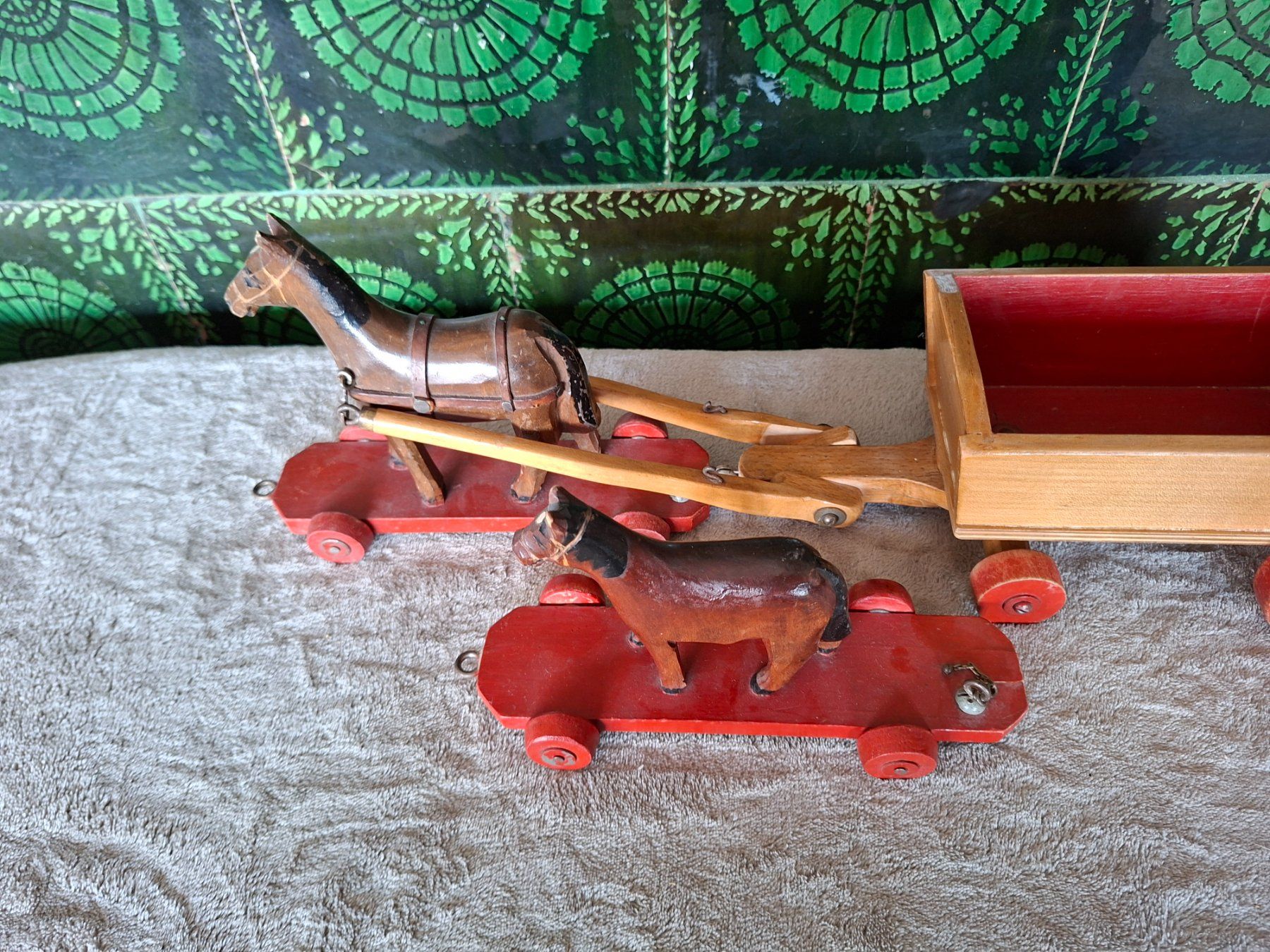 Spielzeuge: 2 sehr alte hübsche Holzpferdchen mit Wagen – Gebraucht aus Otelfingen von silver-moon 1