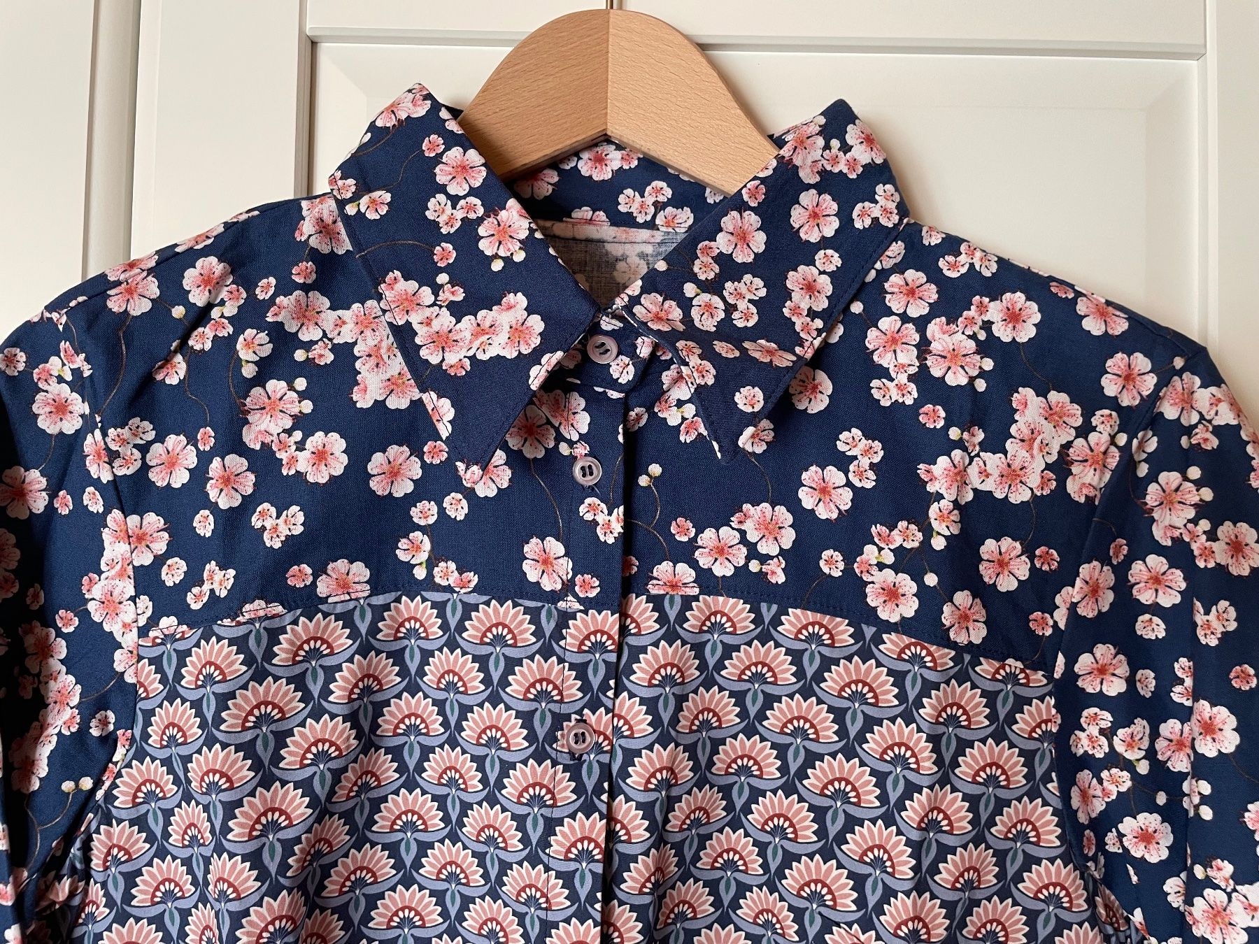 Camicette: Damen Bluse mit Blumenmuster blau gemustert – Usato da Adlikon b.Regensdf venduto da SimoneO01 1