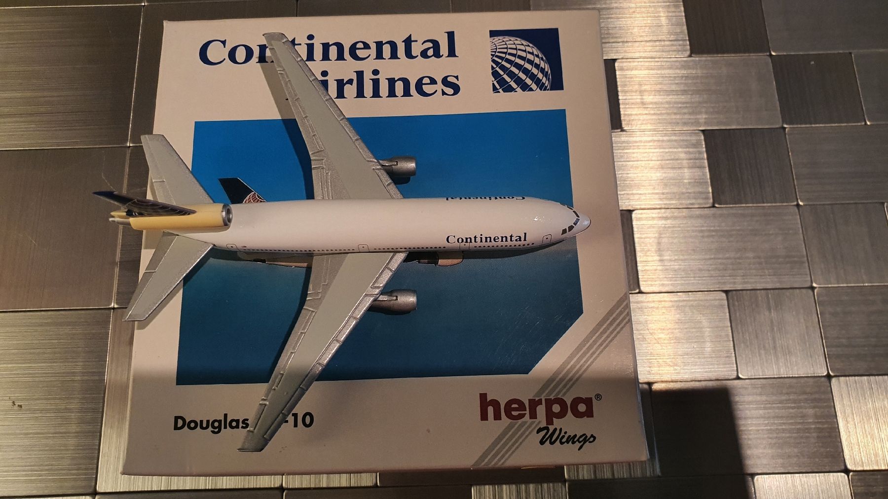 Herpa Kit di modellismo & Modellini statici: HERPA CONTINENTAL AIRLINES DOUGLAS DC-10 – Usato da Männedorf venduto da Modellbau-wyss 3