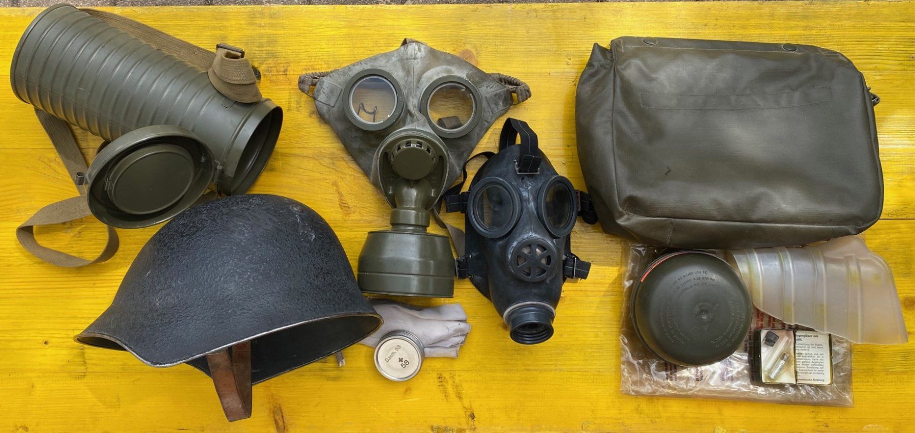 2 Gasmasken: 1939 + ABC Maske 74 + Stahlhelm Schweizer Armee (Gebraucht ...