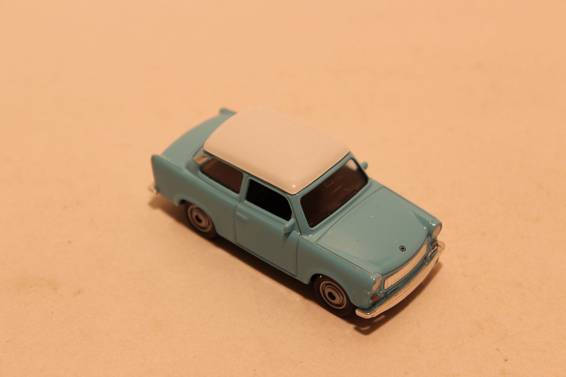 Modellini d'auto: Trabant 601, hellblau mit weissem Dach – Nuovo e nell'imballaggio originale da Fehraltorf venduto da haefens 2