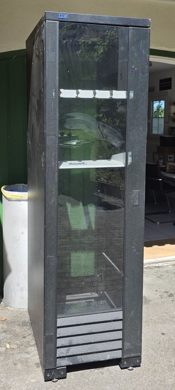 IBM Racks & Cavalletti: Professionelles Netzwerk Rack ab Fr. 5.-- – Usato da Bettwiesen venduto da Fishermann 1
