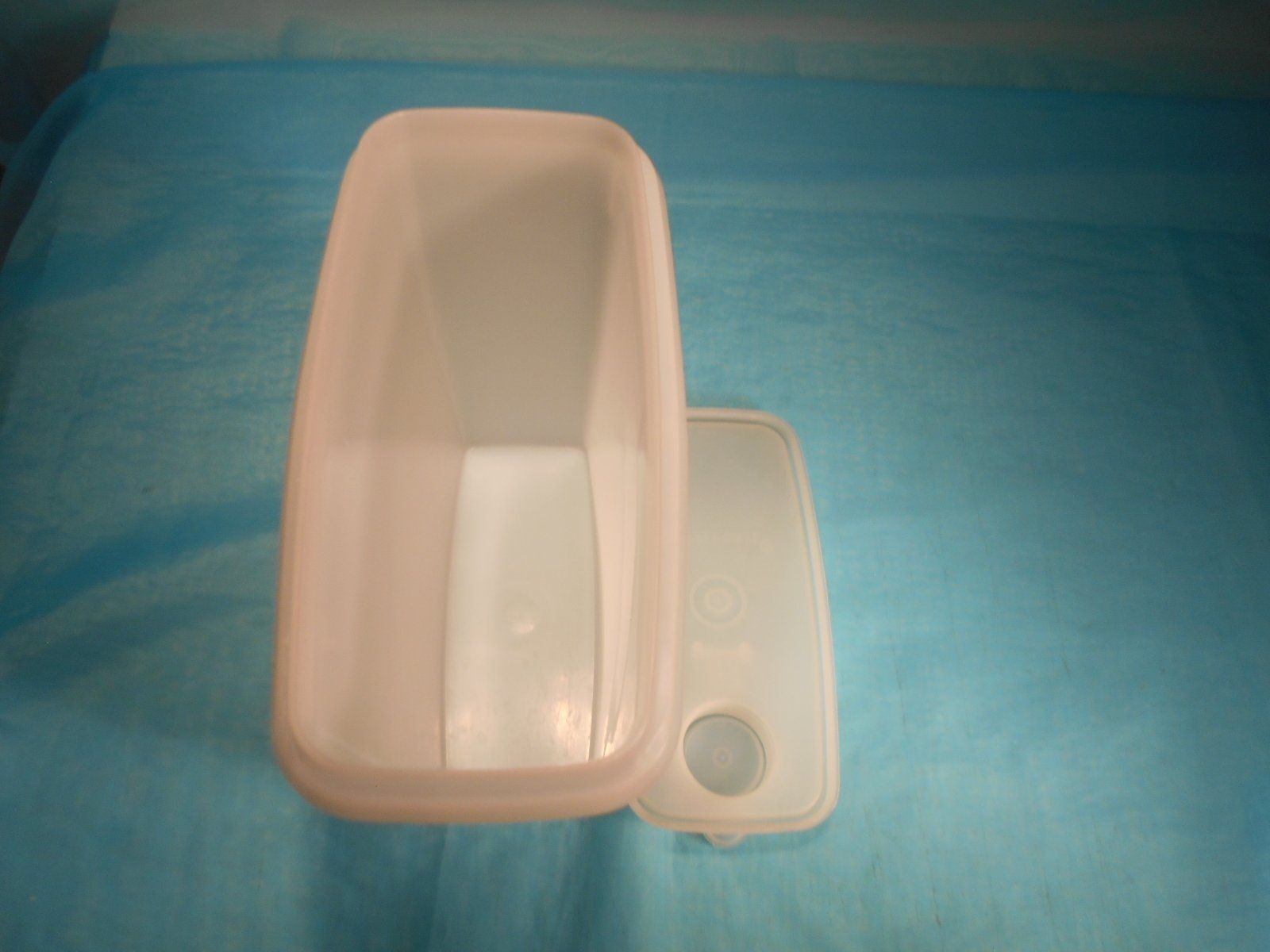 Tupperware Contenitori & Simili: Tupperware Behälter/Box, weiss , mit Ausguss – Usato da Bellach venduto da JingleCherry 2