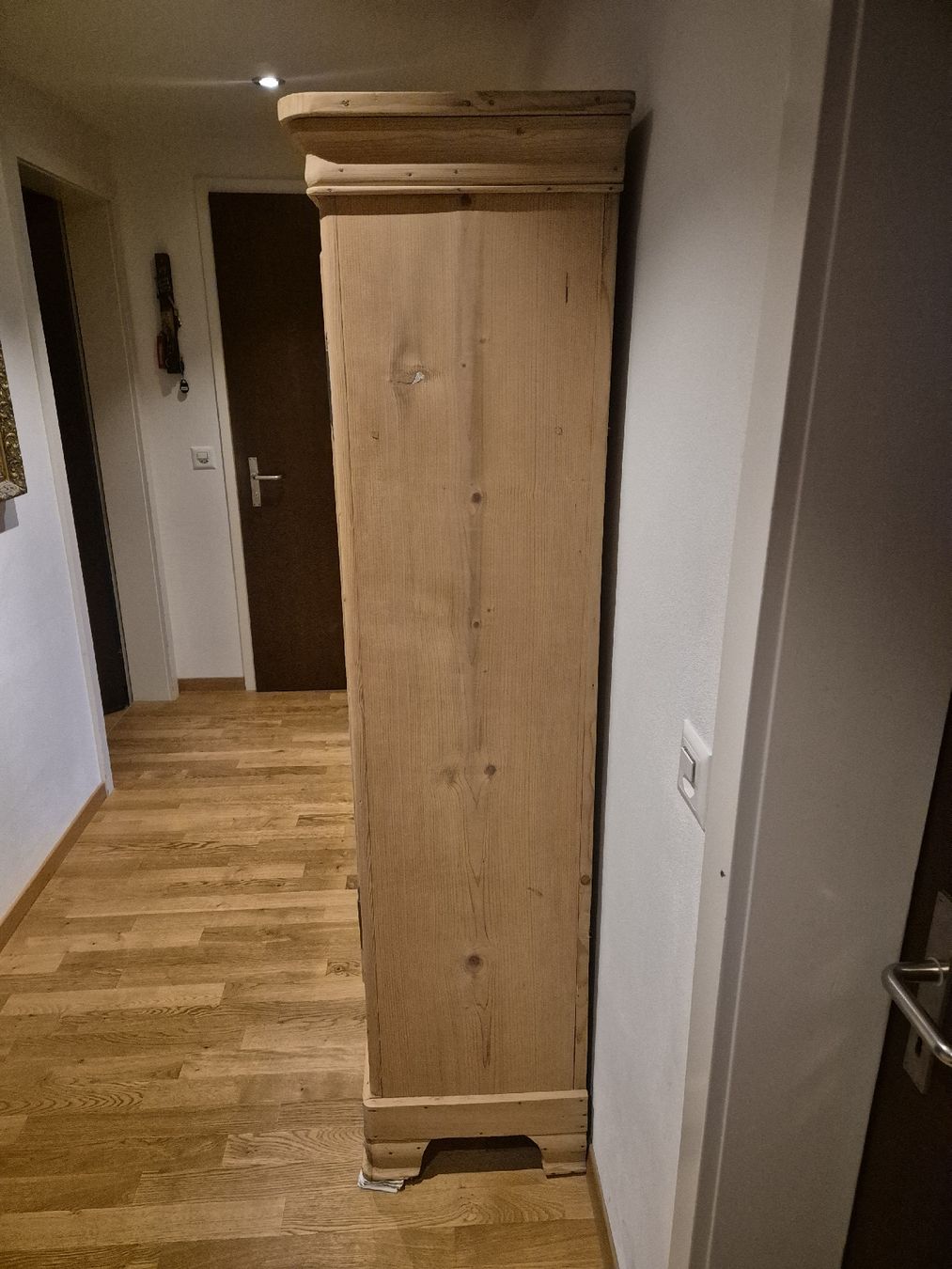 Armadi: Alter Schrank massiv – Usato da Oberägeri venduto da Kenwood4 2