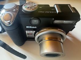 Nikon Coolpix P5000 Kompaktkamera-Set mit Tasche & Zubehör