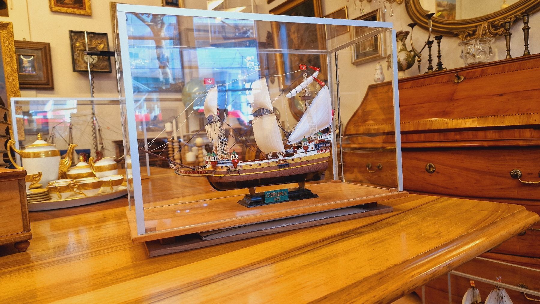 Kit di modellismo & Modellini statici: Schönes Modellschiff "Corona 1450" mit Vitrine – Usato da BERN venduto da Intarsia 5