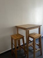 Table haute IKEA + 2 tabourets